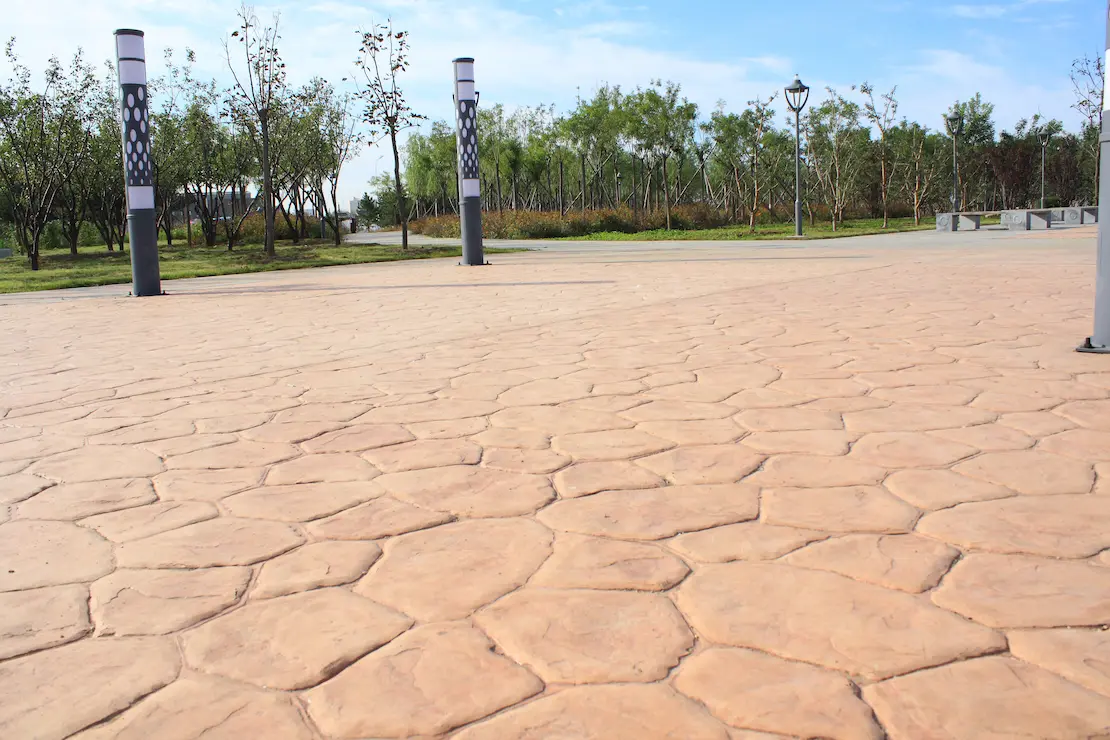 Zona de relax de una institución educativa con pavimento de concreto estampado.